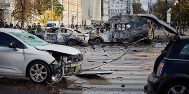 З вулиць Києва приберуть понад тисячу покинутих після обстрілів автівок: куди їх подінуть