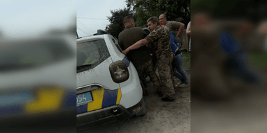 "Штовханина, силові дії та образи": на Хмельниччині жінки вступили в конфлікт із ТЦК (відео)