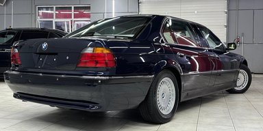 Роскошь из 90-х: в Украину привезли раритетный заводской лимузин BMW (фото)