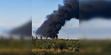 Дрони долетіли до Самарської області: у Сизрані повторно атакований та горить НПЗ