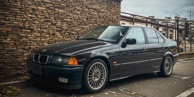 В Україну приїхав дуже рідкісний спортивний седан BMW 90-х (фото)