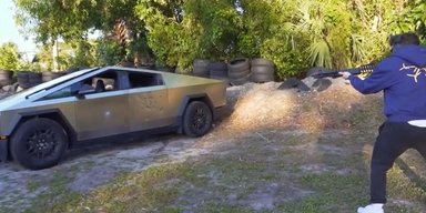 Перевірив броню: власник нової Tesla Cybertruck обстріляв своє авто (відео)