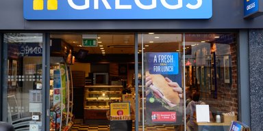 Пахнет лавандой и пугает работников: в пекарне Greggs поселился призрак женщины