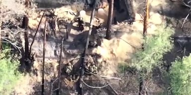 Закидали гранатами бліндаж: піхотинці ЗСУ вдвох узяли в полон штурмовиків ЗС РФ (відео)
