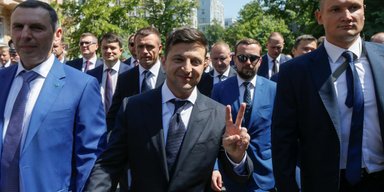 Везет,  как Зеленскому. Почему не сбываются апокалиптические прогнозы политологов