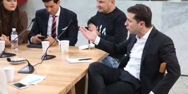 Богдан, бургеры и аргументы. Фоторепортаж: как проходит пресс-марафон Владимира Зеленского