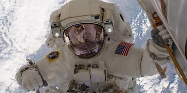 Астронавти NASA "походили" по Місяцю, покатали космічний мотоцикл і візок: як це було (фото)