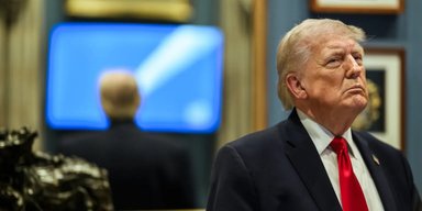 Трамп пригрозил 100%-ми пошлинами на французские вина: чем ему не угодил Макрон