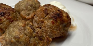 Тают во рту: рецепт мясных шариков с сыром к ужину