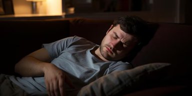 Сон у телевизора может быть полезным, но не для всех: что говорит врач