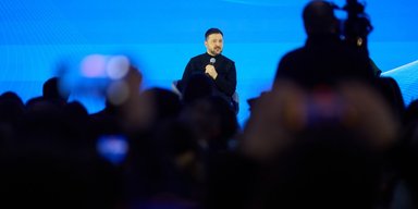"Рабства в Україні немає": Зеленський розповів, хто має право виїжджати з країни