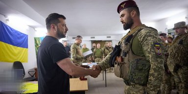 "Доверие с автоматами": боец ВСУ рассказал как проходят встречи с Зеленским на передовой (видео)
