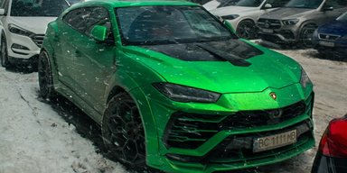 В Украине заметили сверхмощный кроссовер Lamborghini с ярким тюнингом (фото)