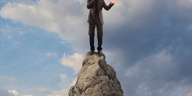 Вы уже перестали пить коньяк по утрам? Как украинцы путешествуют по минному полю манипуляций