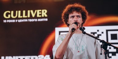Шутил в воздухе: Байдак застрял над зрителями во время эффектного выхода на сцену (видео)