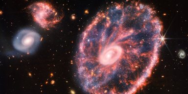 Невозможно оторваться: Джеймс Уэбб заснял одну из самых необычных галактик (видео)
