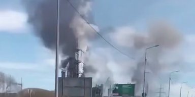 В российском Череповце прогремели взрывы: над химзаводом поднялся столб дыма (видео)