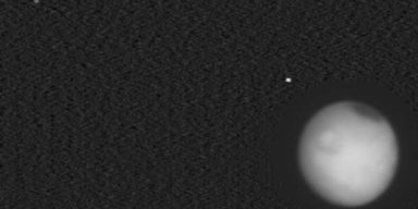 Самый большой аппарат NASA сделал редкую фотографию Марса и его спутников вместе (фото)