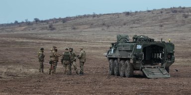 Модернизация Stryker: в Украине начали серийное производство защитных экранов для БТР