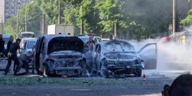 ВС РФ ударили по центру города Сумы: сгорели автомобили, есть погибшие (видео)