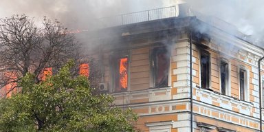 Працівники НАН у Києві вилазять з вікон, щоб врятуватися: є загиблі та травмовані (відео)