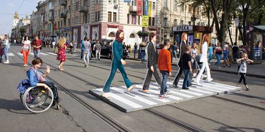 Не вставая с кресла. Как люди в колясках умудряются колесить по стране