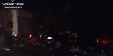 Под Львовом автобус столкнулся с грузовиком "Новой почты": есть жертвы (фото)