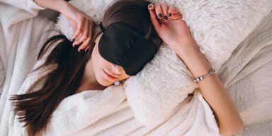 Сон у повній темряві: 5 причин прибрати зі спальні всі джерела світла