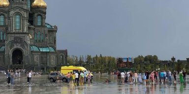 Молния ударила в людей возле главного храма ВС РФ в Подмосковье: есть пострадавшие (видео)