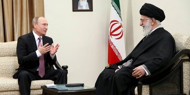 Боится "дворцового переворота": смерть аятоллы Хаменеи усилила паранойю Путина, — Politico