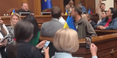 "Безудержные реформы завершились": нардеп рассказал о блокировании трибуны на заседании Рады
