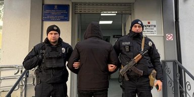 Чоловік напав з сокирою-молотком на військового ТЦК: його затримала поліція (фото)