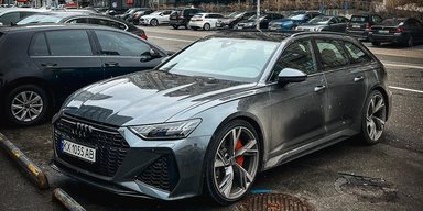 Спорткар для сім'ї: у Києві помітили надпотужний універсал Audi за 4,2 мільйона (фото)