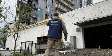 Пошкоджено десятки автомобілів і шестеро поранених: деталі нічного обстрілу Харкова (фото)
