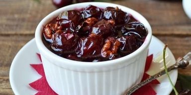 Заготовки на зиму: рецепт варення з черешні з горіхами