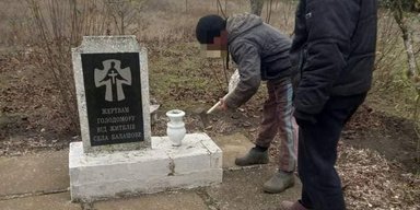 На Херсонщині окупанти знищують пам'ятники жертвам Голодомору (фото)