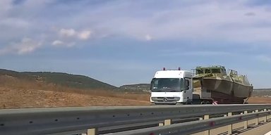 Окупанти перекидають бойові катери в Криму за сухопутним маршрутом, — "Атеш" (відео)
