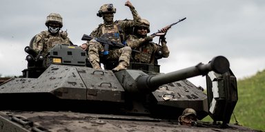 Нестандартний підхід: бійці ЗСУ використовують шведську БМП CV90 як артсистему (фото)