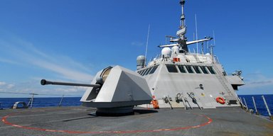Маневрирующие снаряды: ВМС США заказали новаторские боеприпасы к корабельной пушке Mk110