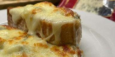 Быстрый и вкусный перекус на скорую руку: рецепт горячих бутербродов "4 сыра"