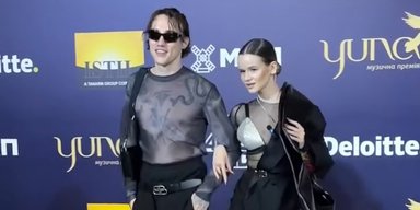 Певица Sowa появилась на церемонию Yuna с гигантской черной сумкой в полный рост (фото)