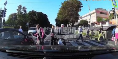 В Днепре мужчина въехал в толпу пешеходов на "зебре" и залил из баллончика всех возмущенных (видео)