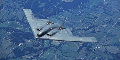 Удар по Ирану близко: стелс-бомбардировщики B-2 Spirit летят на базу США в Тихом океане (фото)