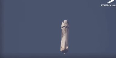 Уперше за 2 роки Blue Origin відправила в космос 6 туристів: один особливий пасажир (відео)