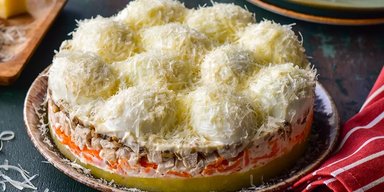 Выглядит потрясающе, а на вкус еще лучше: рецепт салата "Снежные сугробы" с курицей и грибами