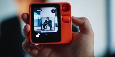 "Заменитель смартфонов" раскупают, как пирожки: за день продано 10 тыс. ИИ-гаджетов r1