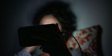 Годинами скролять соцмережі в ліжку: 70% зумерів не можуть заснути через фінансову тривогу, — ЗМІ