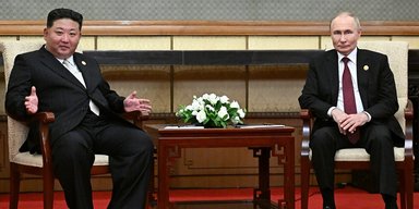 Удалили все следы ДНК: слуги Ким Чен Ына протерли мебель после его встречи с Путиным (видео)