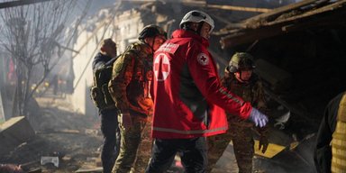 Обстріл Запоріжжя: кількість постраждалих та загиблих зросла, деталі (фото, відео)