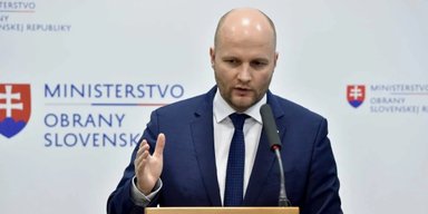 Бывшего министра обороны Словакии подозревают в незаконных поставках оружия Украине